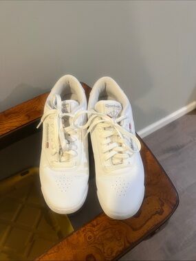 Reebok White Leather classic ladies sneakers size 9